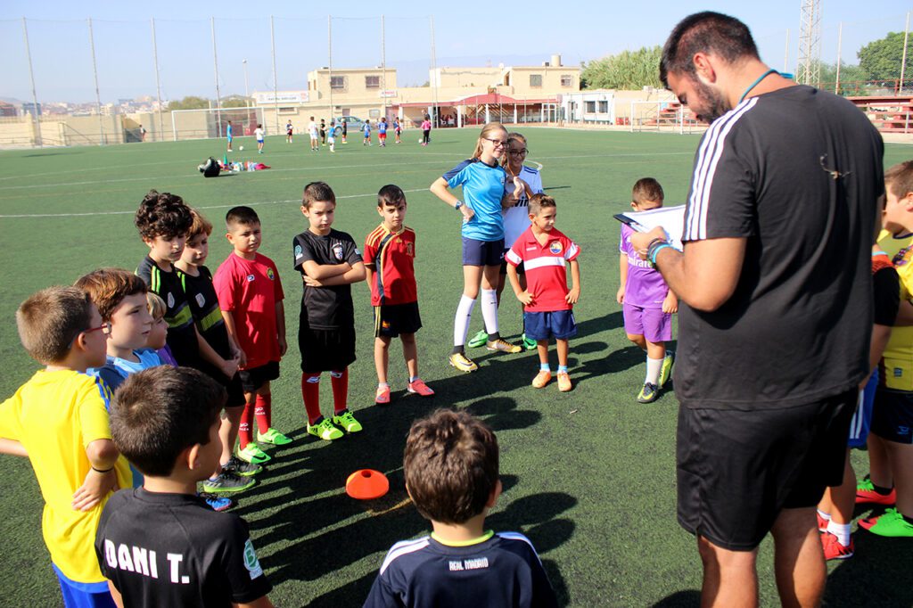 Un centenar de alumnos en el inicio de la temporada de la nueva Escuela de Fútbol EDA en el Rafael Andújar