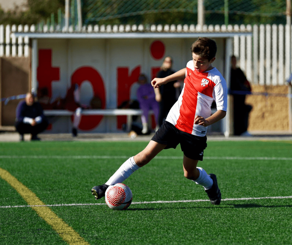 Cómo Enseñar el Control del Balón a los Jóvenes Futbolistas