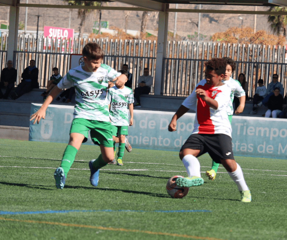 Jugando y Aprendiendo: Tácticas Básicas de Fútbol para Jóvenes Futbolistas